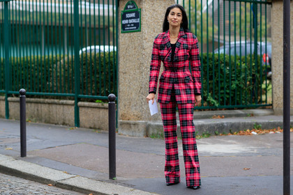 caroline issa, pink jacket, pink pants, pink suits, plaid jacket, plaid pants, plaid suits, marine serre jacket, marine serre pants, marine serre suits, big chain necklace, golden necklace, fashion week, frenchystyle, FW, jonathan paciullo, street style, SPRING SUMMER 2020, SS 20, PFW, PARIS, horizontal, atmosphere details, full length