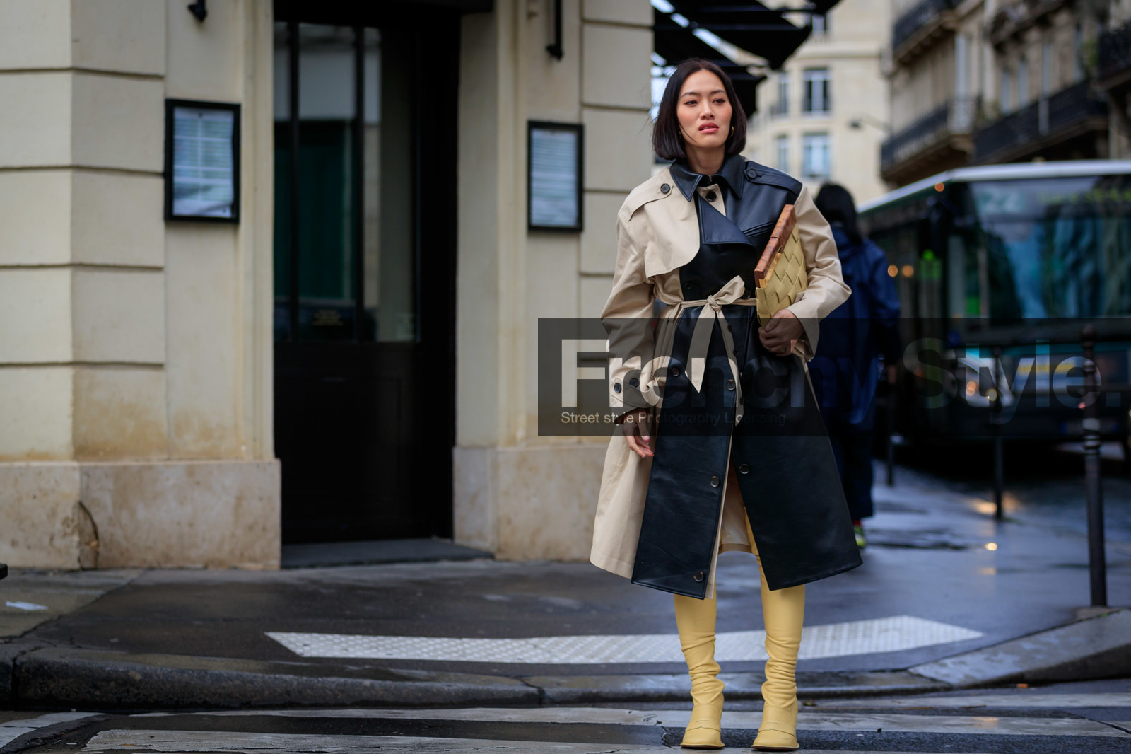 Tiffany Hsu, beige trench coat, black leather trench coat, belted trench coat, light yellow leather clutch, plaited clutch, bottega veneta bag, close up detail, fashion week, frenchystyle, FW, jonathan paciullo, street style, PFW, PARIS, AUTUMN WINTER 2020-2021, FALL WINTER 2020-2021, FW 20-21, horizontal, full length, atmosphere details