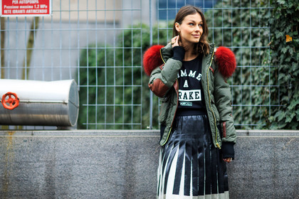 atmosphere details, AUTUMN WINTER 2016-2017, AW 16-17, black skirt, black t shirt, detail, FALL WINTER 2016-2017, fashion week, frenchystyle, fur collar, FW, FW 16-17, green jacket, horizontal, jonathan paciullo, kaki jacket, LFW, LONDON, MENSWEAR, message, pleated skirt, printed t shirt, red fur, street style, white skirt