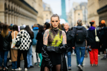 tatoos, tie dye tanktop, loop earrings, pony tail, mini skirt, black jacket, leather jacket, silver necklace, lock pendant necklace, fashion week, frenchystyle, FW, jonathan paciullo, street style, AUTUMN WINTER 2022-2023, FALL WINTER 2022_2023, FW 22-23, PFW, PARIS, horizontal, atmosphere details, detail