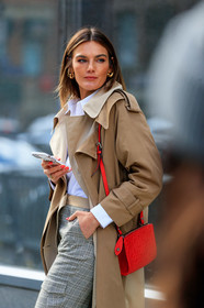 tezza, beige trench coat, checked pants, red leather bag, shoulder bag, monogrammed bag, logo printed bag, longchamps bag, white shirt, fashion week, frenchystyle, FW, jonathan paciullo, street style, AUTUMN WINTER 2020-2021, FALL WINTER 2020-2021, FW 20-21, vertical, atmosphere details, detail, NYFW, NEW YORK