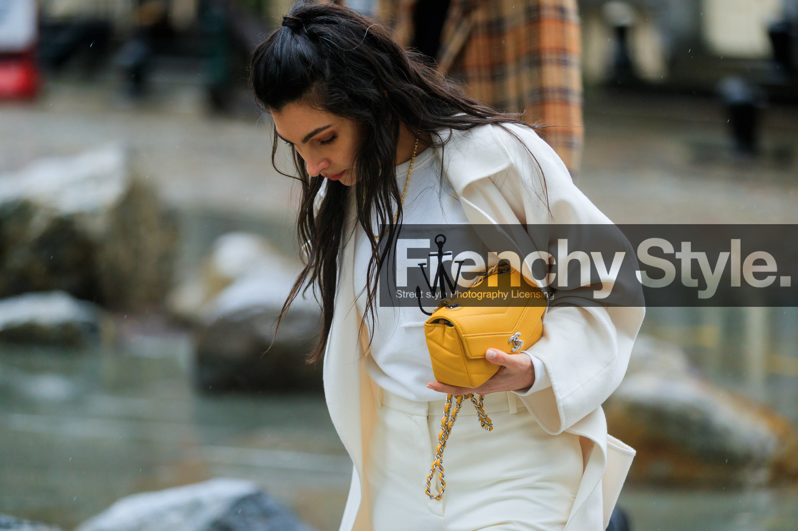 chanel handbag, jw anderson, leather bag, printed t shirt, white jacket, white pants, white t shirt, yellow bag, street style, jonathan paciullo, FW, frenchystyle, fashion week, NYFW, NEW YORK, AUTUMN WINTER 2018-2019, AW 18-19, FALL WINTER 2018-2019, FW 18-19, atmosphere details, horizontal, detail, anna nooshin