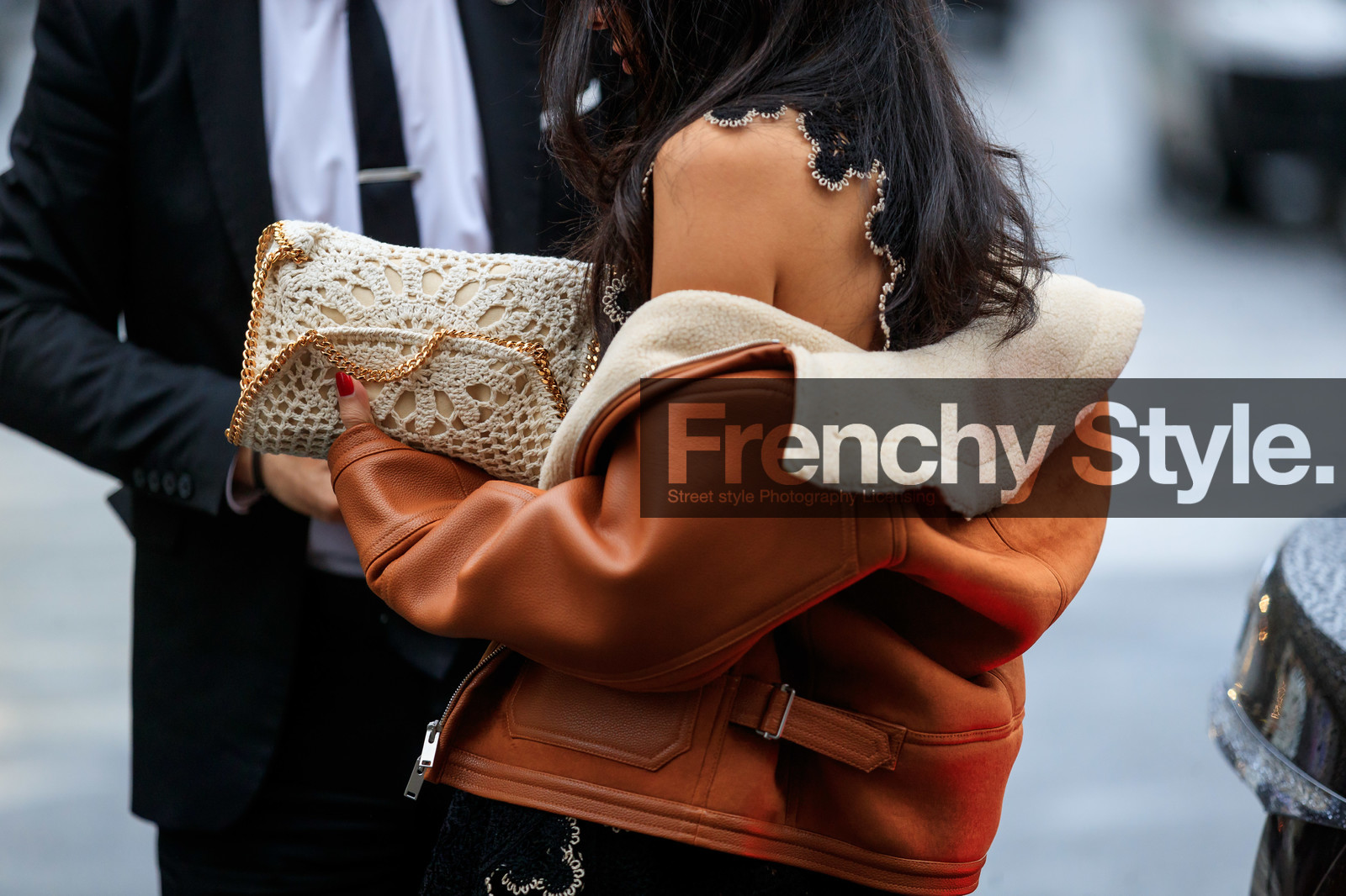 camel leather bombers, camel suede bombers, fur bombers, white bag, knit bag, half shoulder jacket, back details, bag detail, fashion week, frenchystyle, FW, jonathan paciullo, street style, PFW, PARIS, horizontal, atmosphere details, detail