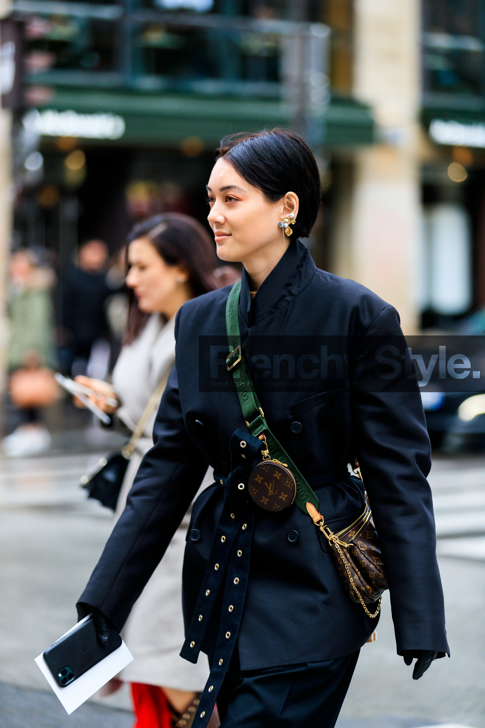 kim jones, black jacket, black leather gloves, brown leather bag, crossbody bag, logo strap bag, monogrammed bag, mini bag, round shape bag, golden earrings, pearl earrings, multi earrings, belted jacket, high collar jacket, louis vuitton bag, multi bag, fashion week, frenchystyle, FW, jonathan paciullo, street style, PFW, PARIS, vertical, atmosphere details, detail
