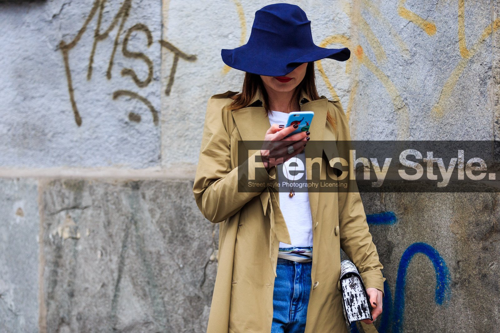 atmosphere details, AUTUMN WINTER 2016-2017, AW 16-17, beige coat, blue denim, blue hat, denim pants, detail, FALL WINTER 2016-2017, fashion week, frenchystyle, FW, FW 16-17, horizontal, iphone, jeans, jonathan paciullo, LFW, LONDON, MENSWEAR, street style, trench coat, trousers, white t shirt