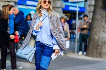 atmosphere details, AUTUMN WINTER 2017-2018, AW 17-18, blue bag, blue denim, blue shirt, checked jacket, denim pants, detail, FALL WINTER 2017-2018, fashion week, frenchystyle, FW, FW 17-18, graphic jacket, horizontal, jeans, jil sander, jonathan paciullo, leather bag, MFW, MILAN, over the shoulder, plaid, printed jacket, street style, sunglasses, trousers, white shirt