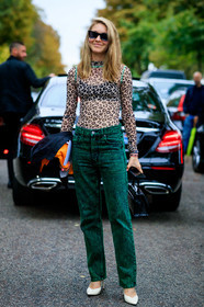 jessica minkoff, green jeans, leopard printed top, sheer top, black sunglasses, futurist shape sunglasses, boyfriend jeans, polish shoes, sharp end shoes, white shoes, dior bracelet, lucky charm bracelet, fashion week, frenchystyle, FW, jonathan paciullo, street style, SPRING SUMMER 2020, SS 20, PFW, PARIS, vertical, full length