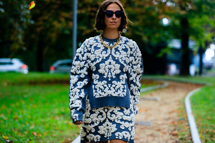knit skirt, knitwear, mini skirt, blue skirt, blue pullover, floral embroidered skirt, floral embroidered pullover, white skirt, white pullover, oversize shoulder, blue sunglasses, bottega veneta sunglasses, velvet skirt, velvet bag, big chain necklace, golden necklace, erika boldrin, street style, jonathan paciullo, FW, frenchystyle, fashion week, MFW, MILAN, SPRING SUMMER 2021, SS 21, horizontal, atmosphere details, detail