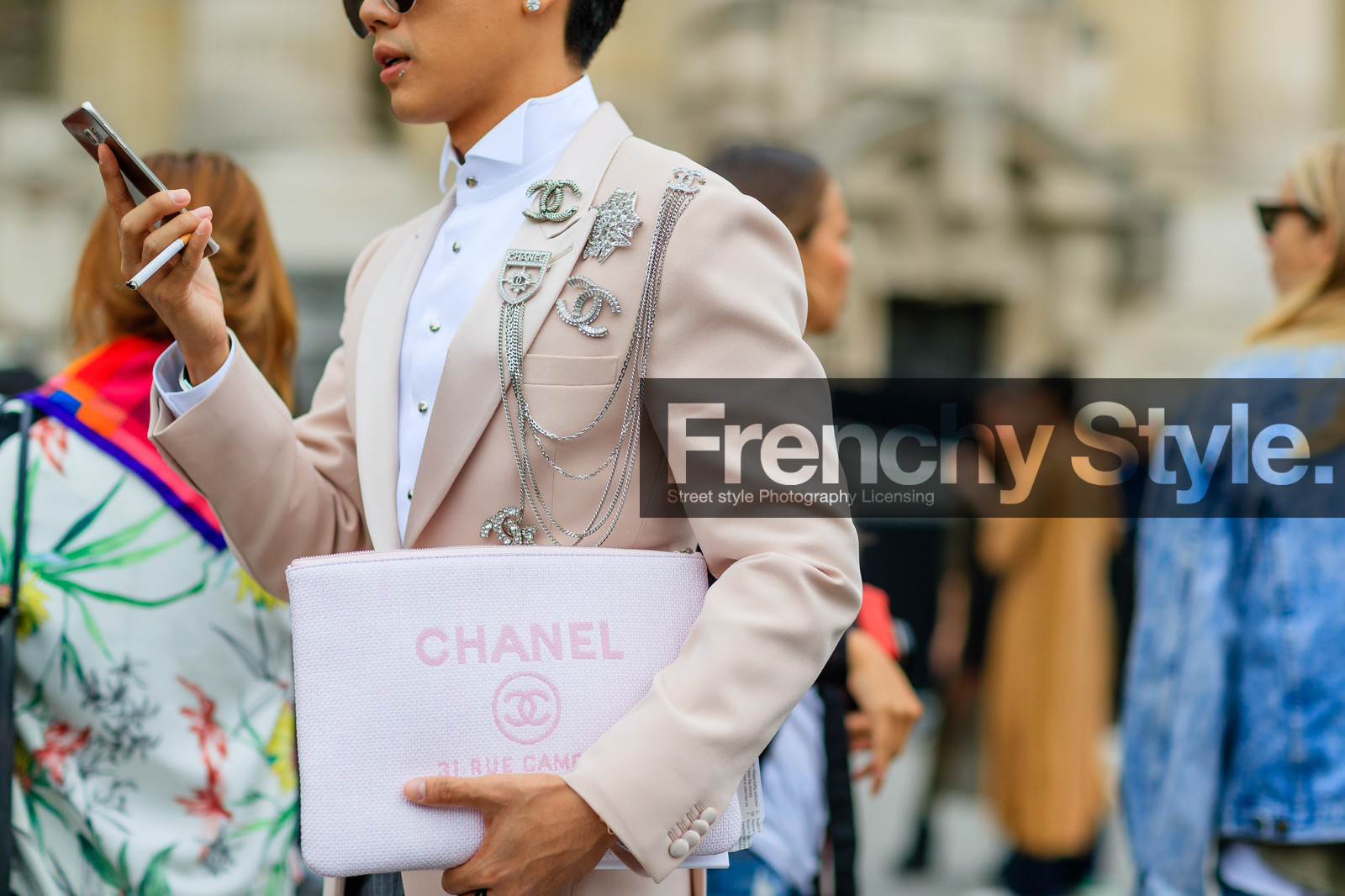 atmosphere details, AUTUMN WINTER 2016-2017, AW 16-17, blazer, brooch, chanel, detail, FALL WINTER 2016-2017, fashion week, frenchystyle, FW, FW 16-17, HAUTE COUTURE, horizontal, iphone, jewellery, jonathan paciullo, MENSWEAR, PARIS, PFW, pink clutch, pink jacket, printed clutch, street style, white shirt