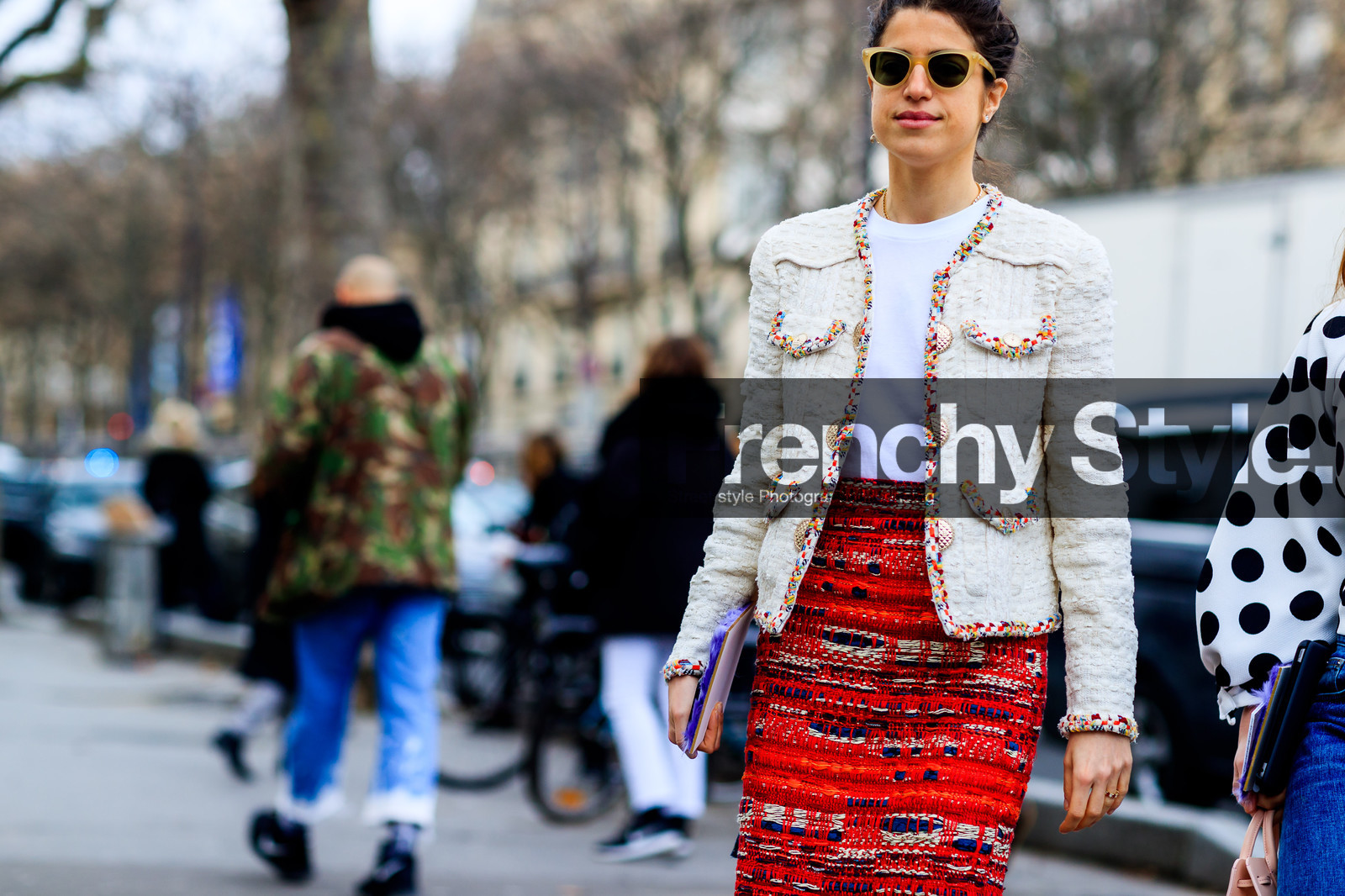 atmosphere details, AUTUMN WINTER 2017-2018, AW 17-18, chanel, detail, FALL WINTER 2017-2018, fashion week, frenchystyle, FW, FW 17-18, horizontal, jonathan paciullo, leandra medine, PARIS, PFW, red skirt, street style, sunglasses, tweed jacket, tweed skirt, white jacket, white t shirt