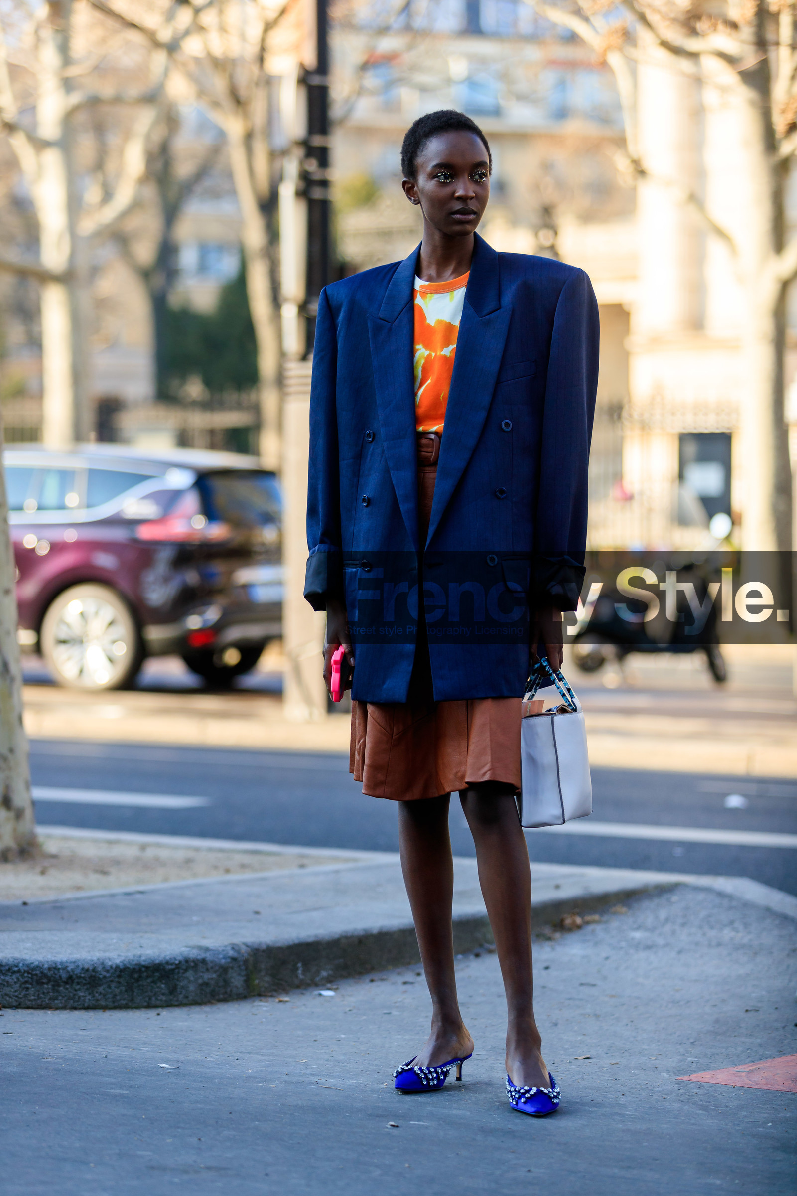 blazer, blue jacket, blue shoes, brown skirt, high heels, leather bag, leather shoes, model, orange top, oversize, tie & die, white bag, PARIS, PFW, street style, jonathan paciullo, FW, frenchystyle, fashion week, AUTUMN WINTER 2019-2020, AW 19-20, FALL WINTER 2019-2020, FW 19-20, vertical, full length