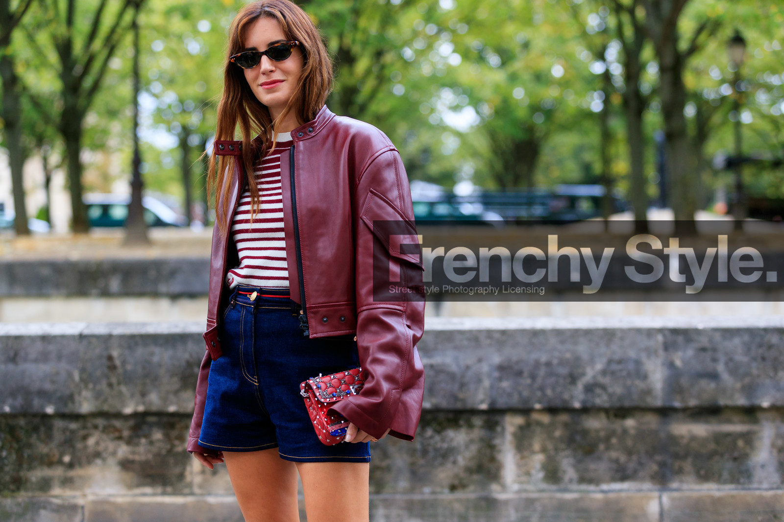 gala gonzalez, burgundy leather jacket, burgundy pullover, white pullover, striped pullover, red leather bag, valentino bag, denim shorts, navy blue shorts, high waist shorts, studs details bag, strassed bag, small sunglasses, scale sunglasses, valentino look, valentino pullover, valentino shorts, PARIS, PFW, SPRING SUMMER 2020, SS 20, fashion week, frenchystyle, FW, jonathan paciullo, street style, horizontal, atmosphere details, detail