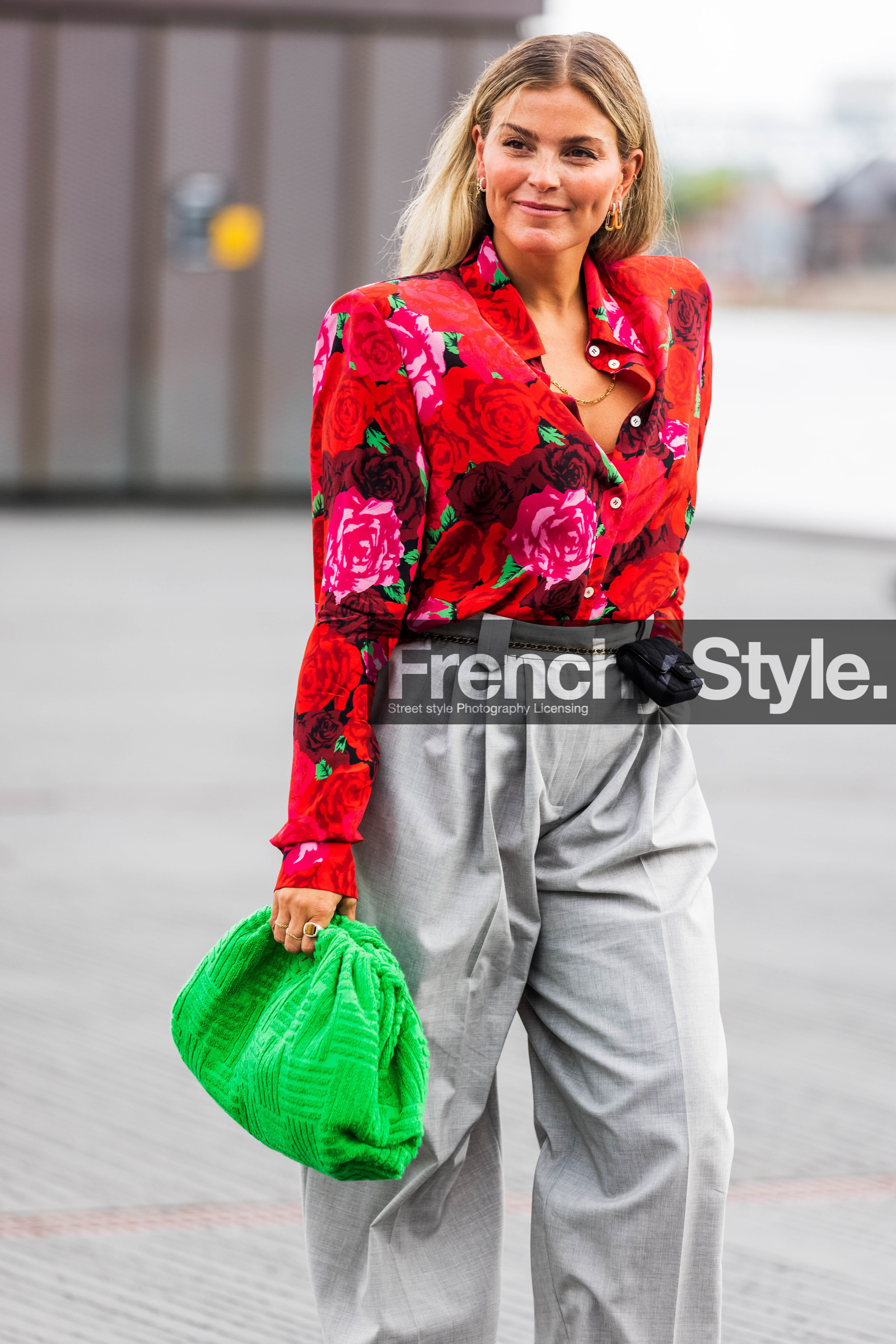 Janka Polliani, grey pants, light grey pants, carrot pants, oversize pants, oversize shirt, oversize shoulder, red shirt, floral printed shirt, silk shirt, high waist pants, belted pants, belt bag, chain belt, quilted bag, quilted belt, black bag, black belt, mini bag, chanel bag, chanel belt, green clutch, sponge bag, sponge clutch, bottega veneta bag, multi earrings, hoop earrings, golden earrings, diamond earrings, dangling earrings, initials earrings, fashion week, frenchystyle, FW, jonathan paciullo, street style, SPRING SUMMER 2022, SS 22, COPENHAGEN, CPHFW, vertical, atmosphere details