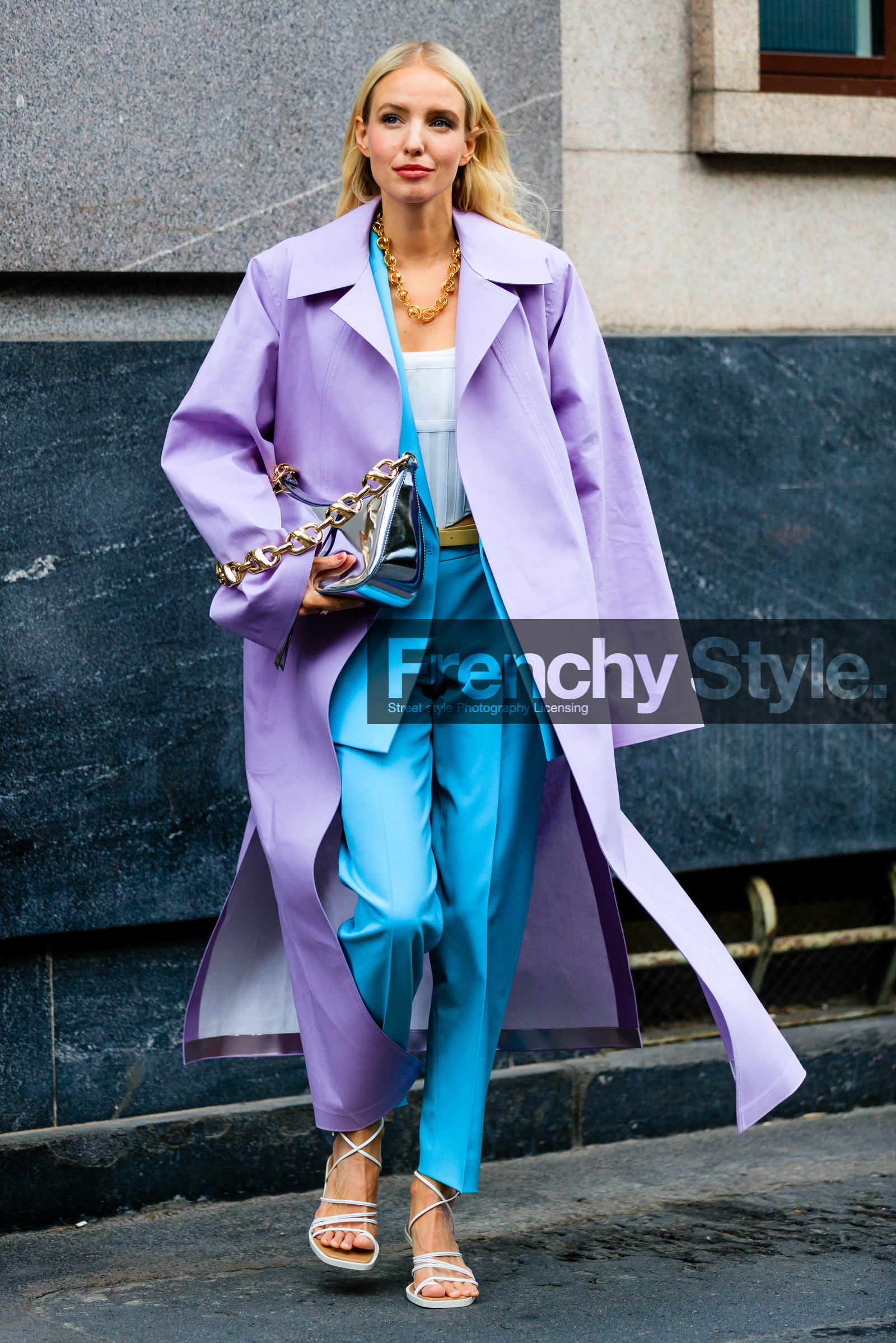 bottega veneta bag, lilac trenchcoat, purple trenchcoat, light blue jacket, light blue pants, light blue suits, golden necklace, golden strap bag, big chain strap bag, silvered bag, white leather sandals, laced sandals, mirror bag, leonie hanne, street style, jonathan paciullo, FW, frenchystyle, fashion week, MFW, MILAN, SPRING SUMMER 2021, SS 21, vertical, full length