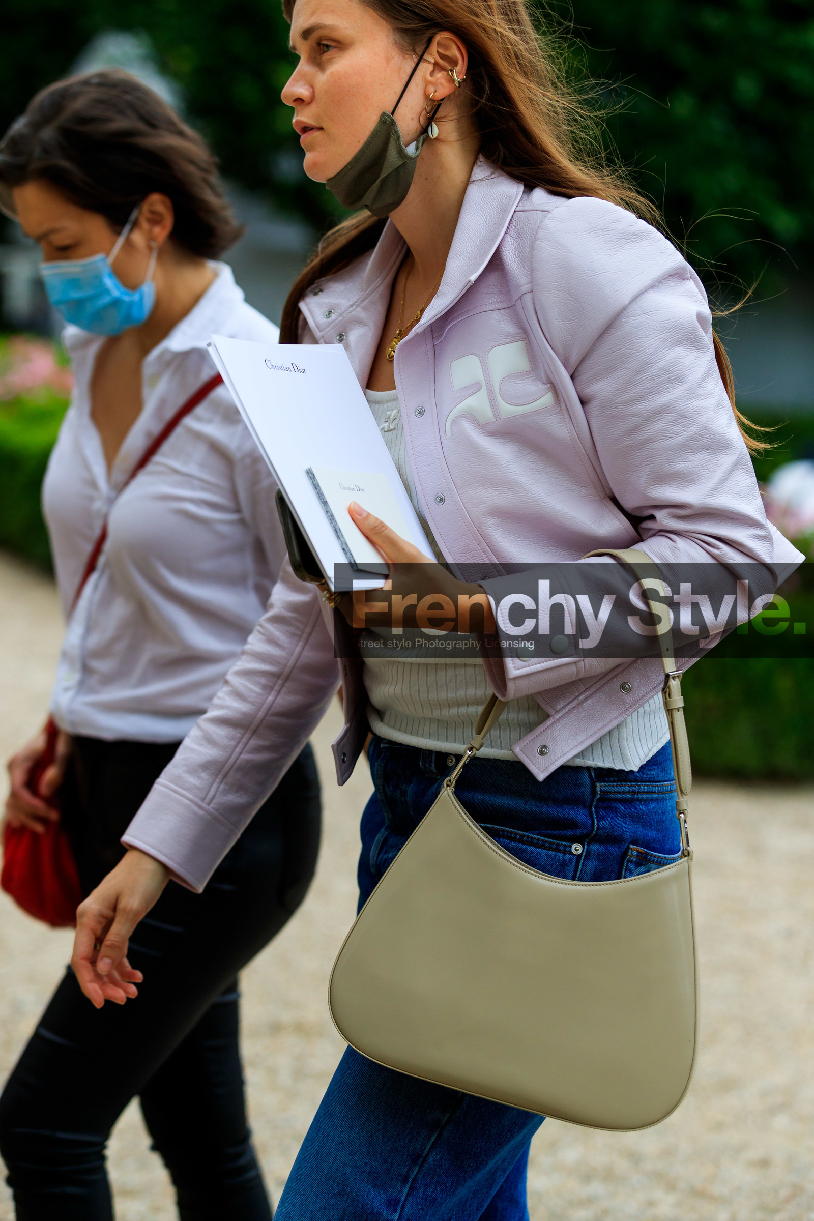 courreges jacket, courreges top, pink jacket, light pink jacket, beige leather bag, hand bag, bag detail, close up detail, vinyl jacket, prada bag, fashion week, frenchystyle, FW, jonathan paciullo, street style, PFW, PARIS, AUTUMN WINTER 2021-2022, FALL WINTER 2021-2022, FW 21-22, vertical, atmosphere details, detail
