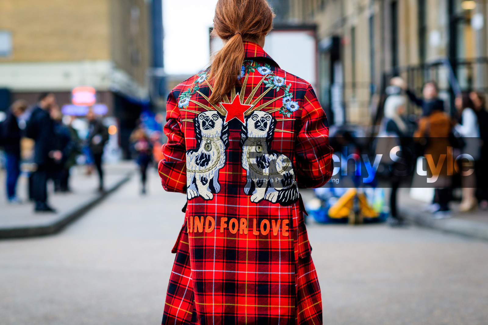 atmosphere details, AUTUMN WINTER 2017-2018, AW 17-18, back detail, checked coat, detail, drawings, embroidered coat, embroideries, FALL WINTER 2017-2018, fashion week, frenchystyle, FW, FW 17-18, glitter, gucci, horizontal, jonathan paciullo, LFW, LONDON, plaid, red coat, sequined jacket, street style, tartan