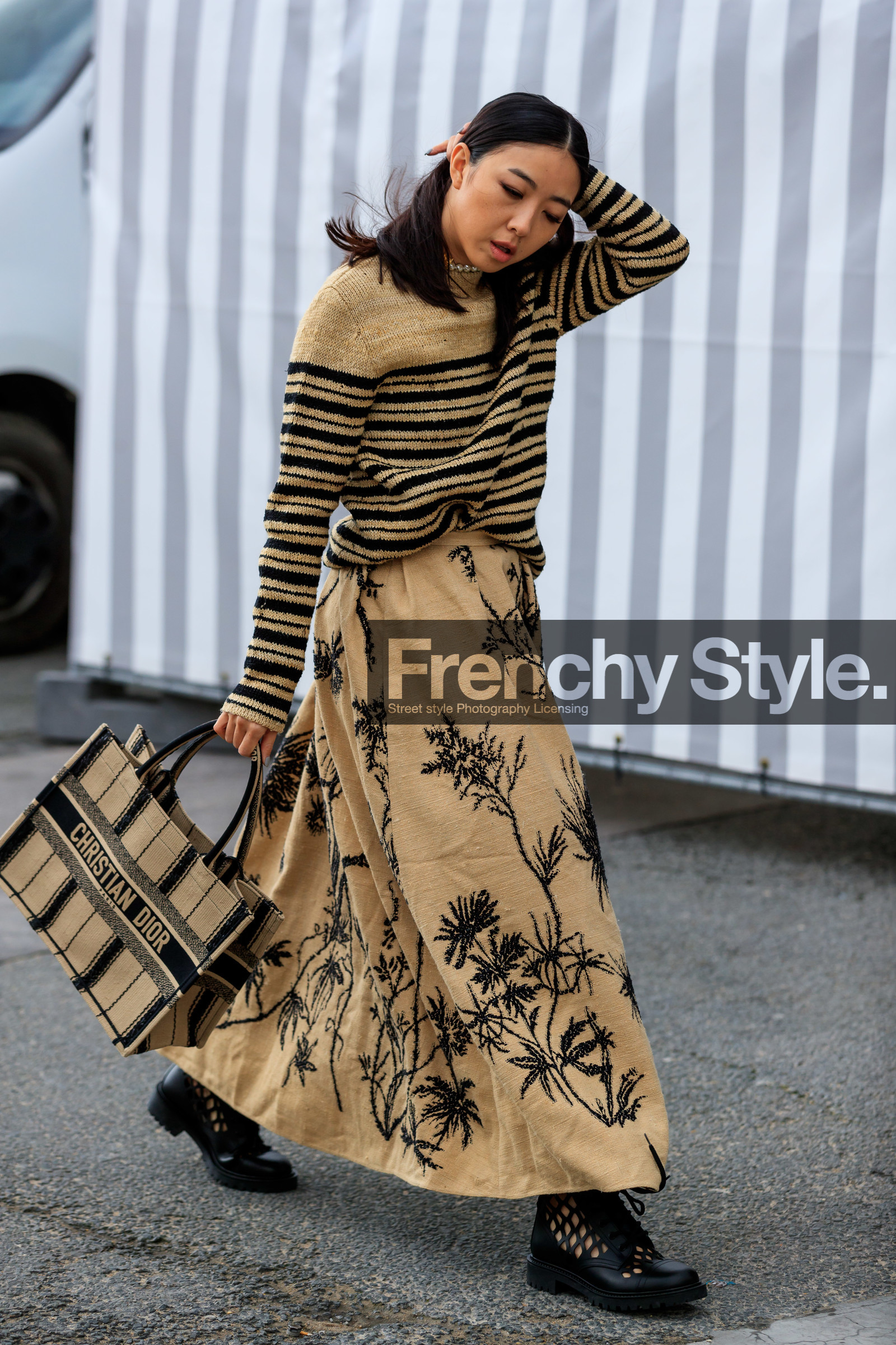 yuyu zhangzou, beige skirt, beige pullover, beige bag, long skirt, striped pullover, black skirt, black pullover, black bag, striped bag, floral printed skirt, dior bag, dior pullover, dior skirt, dior total look, shopping bag, hand bag, black leather boots, openwork boots, fishnet shoes, flat boots, laced boots, fashion week, frenchystyle, FW, jonathan paciullo, street style, PFW, PARIS, AUTUMN WINTER 2020-2021, FALL WINTER 2020-2021, FW 20-21, vertical, full length