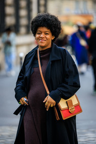 afro hair, crossbody bag, louis vuitton bag, multicolor bag, black trench, knitted dress, close up, street style, jonathan paciullo, FW, frenchystyle, fashion week, AUTUMN WINTER 2022-2023, FALL WINTER 2022_2023, FW 22-23, PFW, PARIS, vertical, detail, brown dress