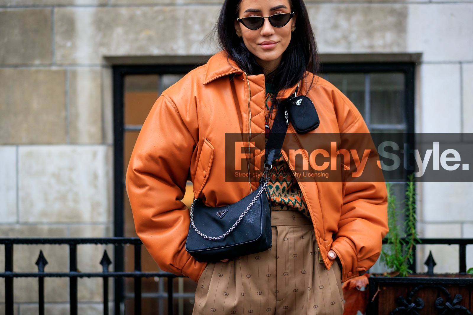 tamara kalinic, orange bombers, leather bombers, orange leather bombers, beige pants, monogrammed pants, gucci pants, flare pants, loose pants, crossbody bag, mini bag, prada bag, black bag, silvered chain strap bag, metalic frame sunglasses, eyecat sunglasses, jacquard pullover, high waist pants, fashion week, frenchystyle, FW, jonathan paciullo, street style, LFW, LONDON, AUTUMN WINTER 2020-2021, FALL WINTER 2020-2021, FW 20-21, horizontal, atmosphere details, detail