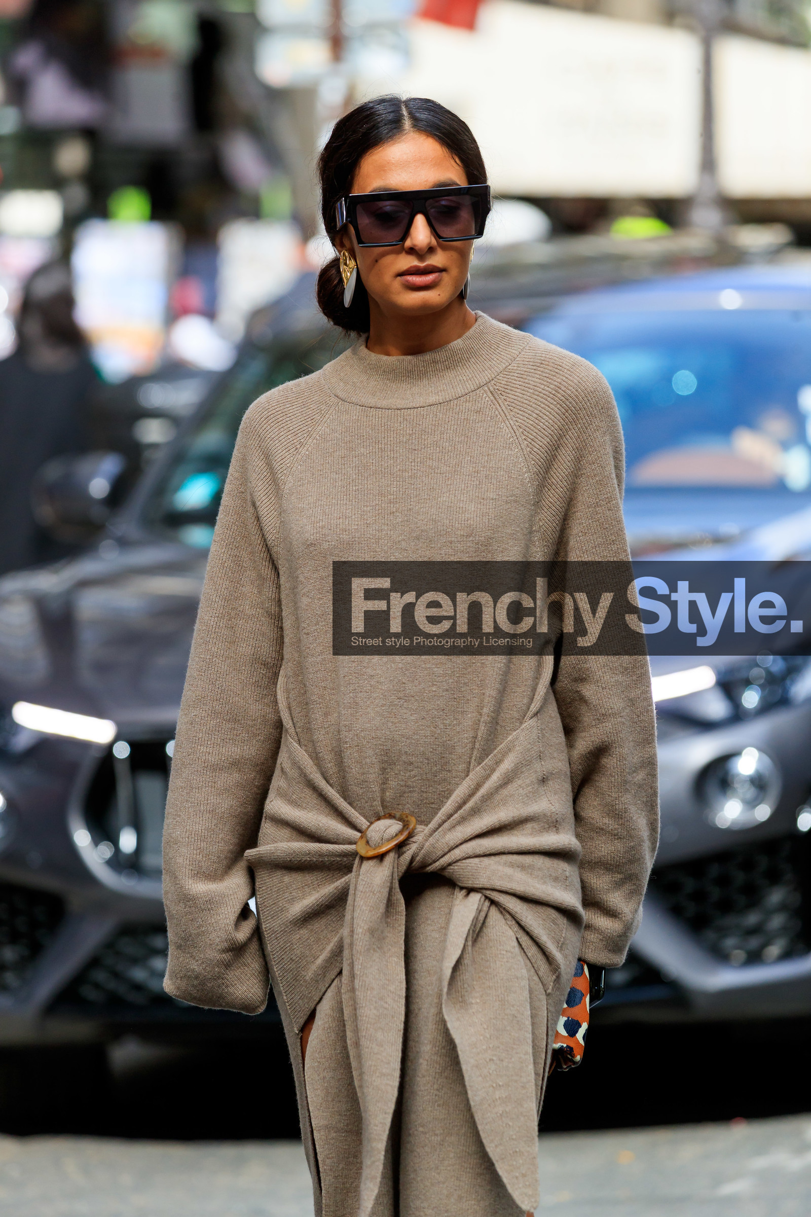 nausheen shah, knit dress, knitwear, beige dress, long sleeves dress, split dress, belted dress, long dress, drape dress, big earrings, black earrings, big sunglasses, round shape earrings, white earrings, golden earrings, PARIS, PFW, SPRING SUMMER 2020, SS 20, fashion week, frenchystyle, FW, jonathan paciullo, street style, vertical, atmosphere details, detail