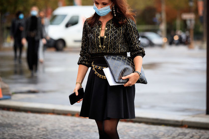 chanel clutch, chanel pullover, chanel belt, chanel total look, chanel watch, black pullover, black skirt, black leather belt, black leather clutch, metalic belt, golden belt, golden chain belt, checked pullover, checked clutch, golden pullover, golden clutch, studs clutch, studs pullover, strassed pullover, low necked pullover, silvered watch, dangling earrings, mini skirt, lurex cardigan, covid face mask, PARIS, PFW, fashion week, frenchystyle, FW, jonathan paciullo, street style, SPRING SUMMER 2021, SS 21, horizontal, atmosphere details, detail