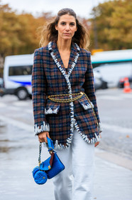 jen wonders, chanel bag, chanel jacket, chanel belt, blue leather bag, quilted bag, hand bag, round shape bag, mini bag, white leather pants, animal skin pants, brown jacket, checked jacket, tweed jacket, woolen jacket, embroidered jacket, golden belt, chain belt, chain strap bag, strassed make up, silvered eyeliner, make up, make up details, belted jacket, chanel total look, PARIS, PFW, SPRING SUMMER 2020, SS 20, fashion week, frenchystyle, FW, jonathan paciullo, street style, vertical, atmosphere details, detail