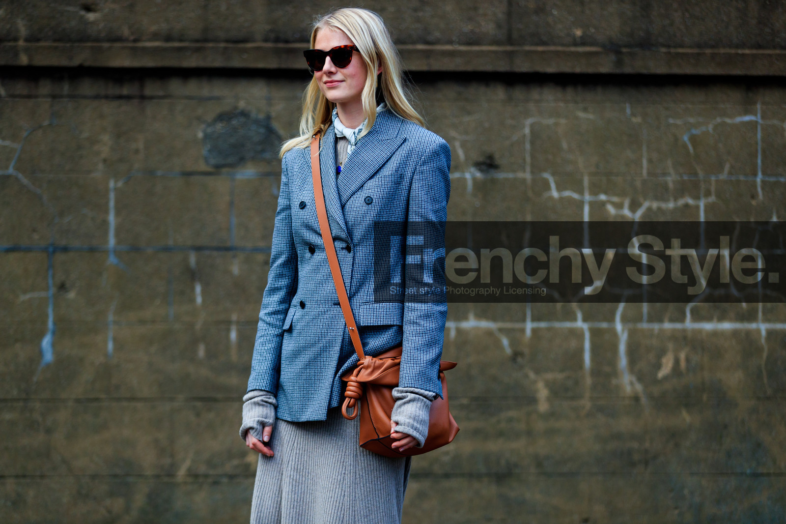 beige dress, brown bag, grey jacket, knit dress, leather bag, loewe, street style, jonathan paciullo, FW, frenchystyle, fashion week, PFW, PARIS, AUTUMN WINTER 2018-2019, FALL WINTER 2018-2019, FW 18-19, horizontal, atmosphere details