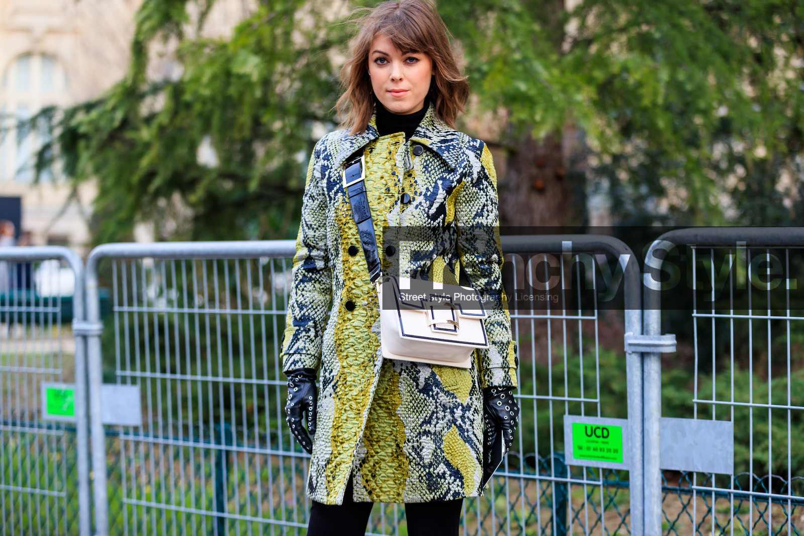 animal print, black and white bag, black gloves, graphic bag, graphic jacket, leather bag, leather coat, leather gloves, printed bag, printed jacket, snake print, trousers, street style, jonathan paciullo, FW, frenchystyle, fashion week, PFW, PARIS, AUTUMN WINTER 2018-2019, FALL WINTER 2018-2019, FW 18-19, horizontal, atmosphere details, jenny cipoletti