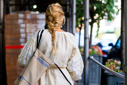 atmosphere details, back detail, beige bag, braids, detail, fashion week, frenchystyle, FW, horizontal, jonathan paciullo, leather bag, NEW YORK, NYFW, SPRING SUMMER 2018, SS 18, street style, white dress