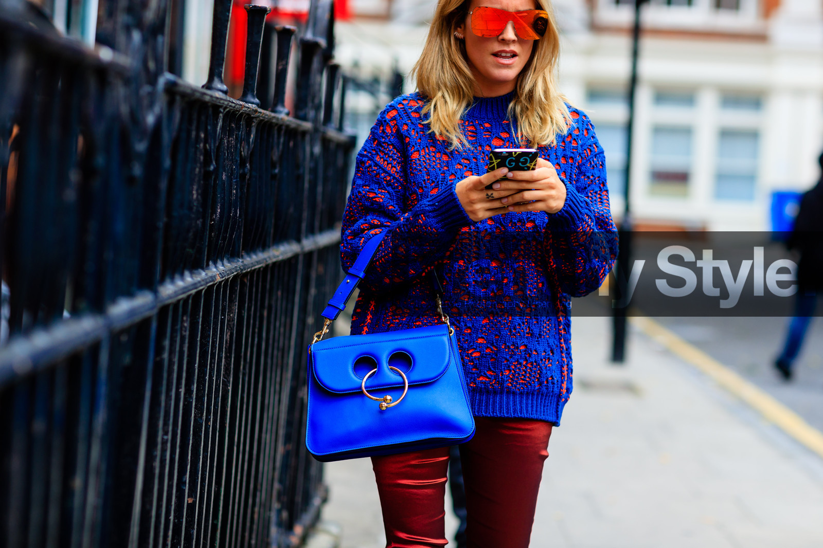 atmosphere details, blanca miro, blue bag, blue sweater, detail, fashion week, frenchystyle, FW, horizontal, jonathan paciullo, jw anderson, leather bag, LFW, lisa anne stuyfzand, LONDON, mirror effect, red pants, SPRING SUMMER 2017, SS 17, street style, sunglasses, trousers, woman