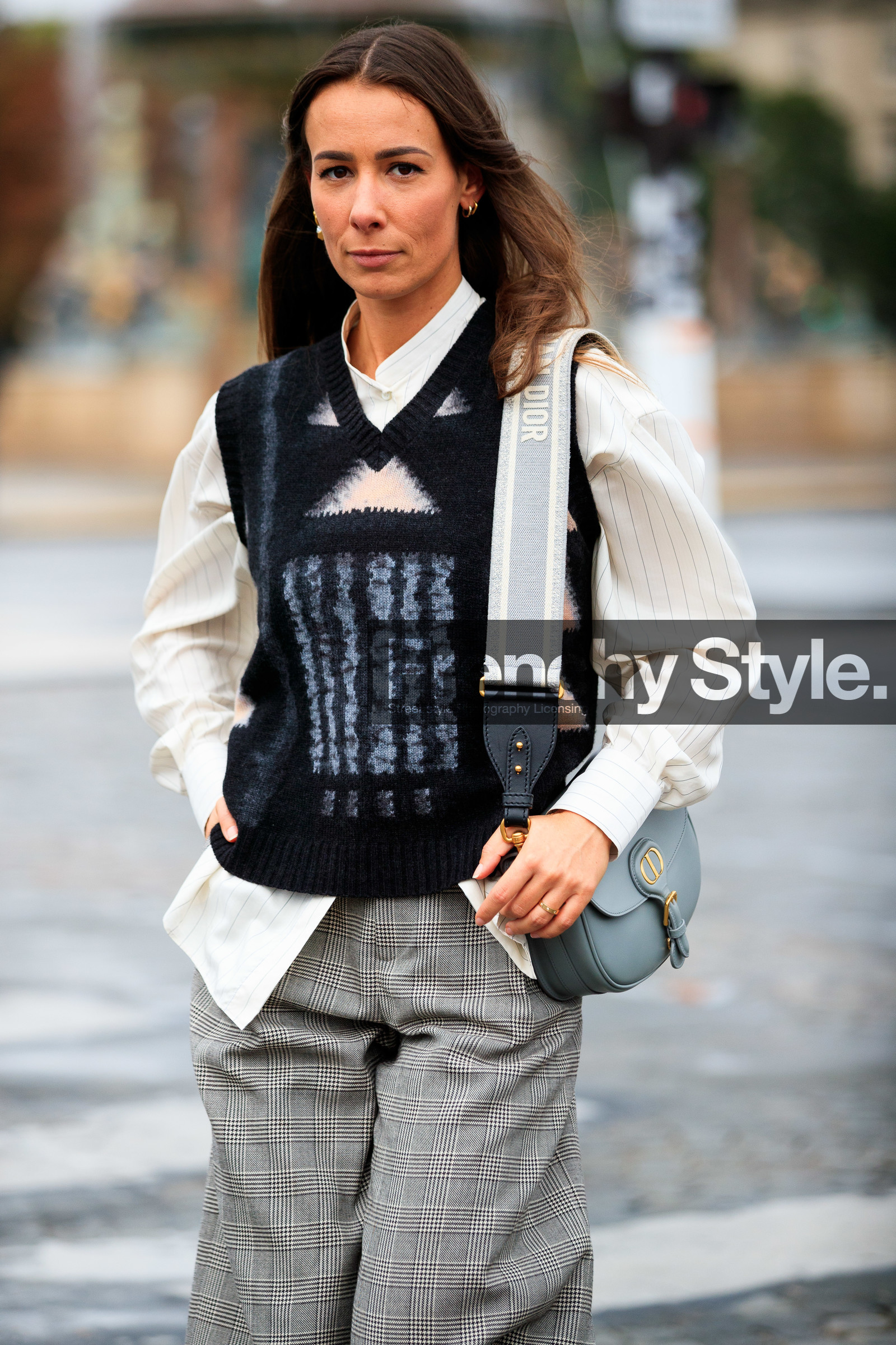 alice barbier, black pullover, striped pullover, sleeveless pullover, white shirt, striped shirt, dior bag, dior pullover, dior shirt, dior strap bag, dior total look, shoulder bag, logo strap bag, fashion week, frenchystyle, FW, jonathan paciullo, street style, PFW, PARIS, SPRING SUMMER 2021, SS 21, vertical, atmosphere details, detail