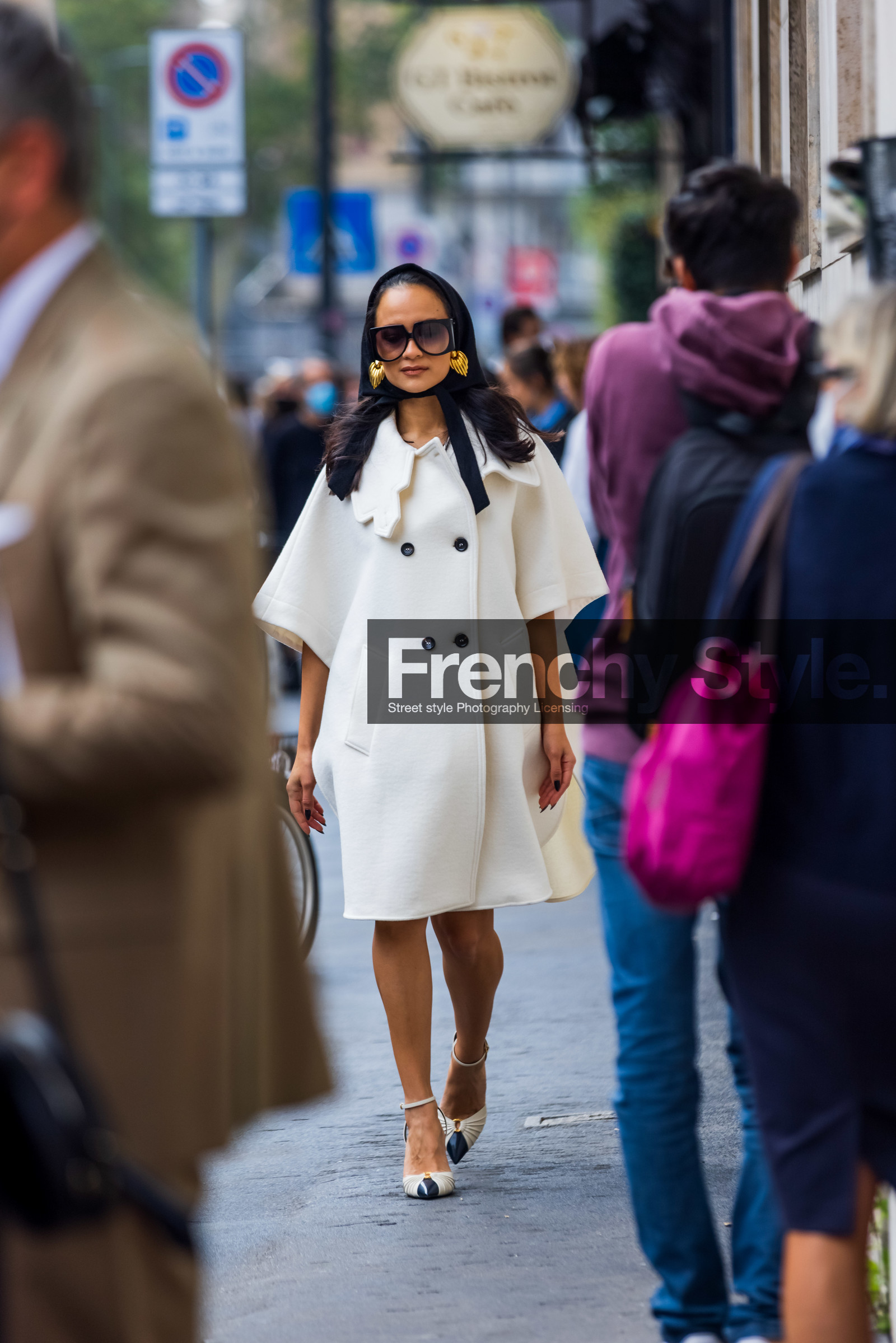 Anna Vitiello, black hood, earrings, gold earrings, hood, maxmara look, oversized coat, oversized sunglasses, sunglasses, white coat, fashion week, frenchystyle, FW, jonathan paciullo, street style, MFW, MILAN, SPRING SUMMER 2022, SS 22, vertical, full length