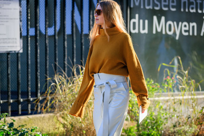 camel sweater, leather pants, pernille teisbaek, sunglasses, trousers, white pants, PARIS, PFW, street style, jonathan paciullo, FW, frenchystyle, fashion week, AUTUMN WINTER 2019-2020, AW 19-20, FALL WINTER 2019-2020, FW 19-20, horizontal, atmosphere details, detail
