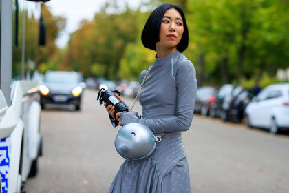 marine serre bag, marine serre look, marine serre dress, round shape bag, metalic bag, silvered bag, tight dress, grey dress, sportswear dress, monogrammed dress, long sleeves dress, high collar dress, pleated dress, fashion week, frenchystyle, FW, jonathan paciullo, street style, SPRING SUMMER 2020, SS 20, PFW, PARIS, horizontal, atmosphere details, detail