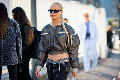 cropped pocket jacket, dark silver jacket, blue sunglasses, silver belt, dark grey jeans, thora valdimars, fashion week, frenchystyle, FW, jonathan paciullo, street style, MFW, MILAN, AUTUMN WINTER 2022-2023, FALL WINTER 2022_2023, FW 22-23, horizontal, atmosphere details