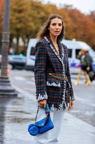 jen wonders, chanel bag, chanel jacket, chanel belt, blue leather bag, quilted bag, hand bag, round shape bag, mini bag, white leather pants, animal skin pants, brown jacket, checked jacket, tweed jacket, woolen jacket, embroidered jacket, golden belt, chain belt, chain strap bag, strassed make up, silvered eyeliner, make up, make up details, belted jacket, chanel total look, PARIS, PFW, SPRING SUMMER 2020, SS 20, fashion week, frenchystyle, FW, jonathan paciullo, street style, vertical, atmosphere details, detail