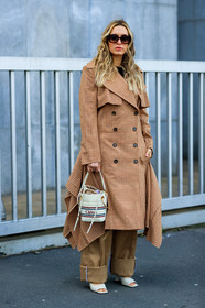asymetrical coat, asymetrical trenchcoat, checked coat, checked trench coat, beige pants, white leather bag, bucket bag, hand bag, chloe bag, striped bag, orange trench coat, camel trenchcoat, white leather sandals, fashion week, frenchystyle, FW, jonathan paciullo, street style, MFW, MILAN, AUTUMN WINTER 2020-2021, FALL WINTER 2020-2021, FW 20-21, vertical, full length