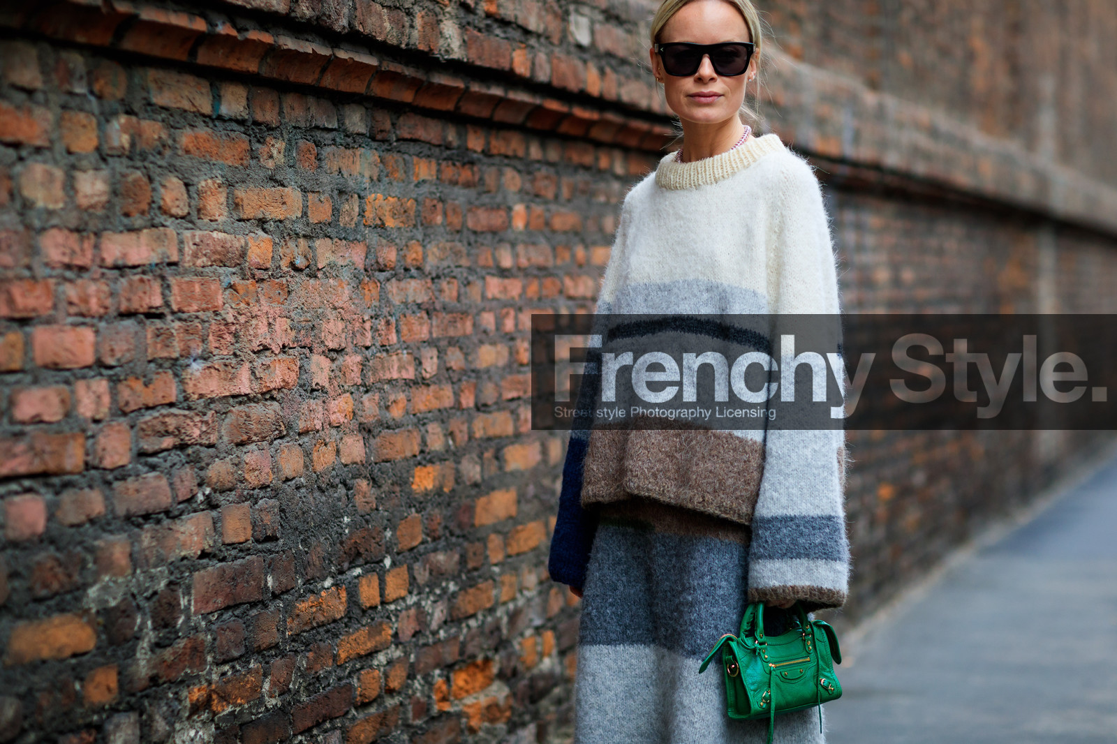 atmosphere details, AUTUMN WINTER 2017-2018, AW 17-18, balenciaga, beige skirt, beige sweater, detail, FALL WINTER 2017-2018, fashion week, frenchystyle, FW, FW 17-18, graphic skirt, green bag, grey skirt, grey sweater, horizontal, jonathan paciullo, leather bag, MFW, MILAN, printed skirt, printed sweater, street style, striped sweater, sunglasses, white skirt, white sweater, wool skirt, wool sweater