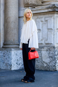 AUTUMN WINTER 2017-2018, AW 17-18, black pants, FALL WINTER 2017-2018, fashion week, frenchystyle, full length, FW, FW 17-18, jil sander, jonathan paciullo, leather bag, leather shoes, MFW, MILAN, red bag, street style, trousers, vertical, white shirt, wide pants