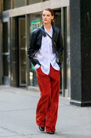 model, sara blomqvist, black leather jacket, black leather perfecto, white shirt, red pants, velvet pants, corduroy pants, loose pants, flare pants, crossbody bag, big earrings, round shape earrings, silvered earrings, pearl earrings, hoop earrings, fashion week, frenchystyle, FW, jonathan paciullo, street style, NYFW, NEW YORK, AUTUMN WINTER 2020-2021, FALL WINTER 2020-2021, FW 20-21, vertical, full length