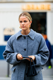 grey coat, used coat, golden earrings, stone earrings, hoop earrings, black leather bag, hand bag, box bag, fashion week, frenchystyle, FW, jonathan paciullo, street style, PFW, PARIS, vertical, atmosphere details, detail