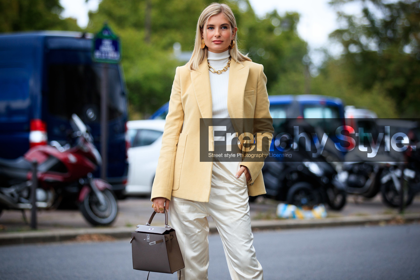 xenia adonts, light yellow jacket, beige jacket, white pullover, white pants, satin pants, turtleneck pullover, loose pants, hermes jacket, golden necklace, golden earrings, golden ring, multi earrings, big chain necklace, brown leather bag, hermes bag, kelly hermes bag, hoop earrings, mini hoop earrings, diamond earrings, white total look, beige total look, fashion week, frenchystyle, FW, jonathan paciullo, street style, PFW, PARIS, SPRING SUMMER 2021, SS 21, horizontal, atmosphere details, detail