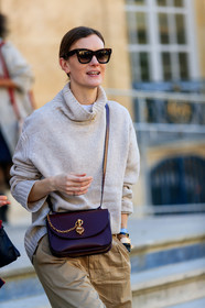 beige pants, beige sweater, bordeaux, burgundy, jo ellison, jw anderson, leather bag, purple bag, sunglasses, trousers, PARIS, PFW, street style, jonathan paciullo, FW, frenchystyle, fashion week, AUTUMN WINTER 2019-2020, AW 19-20, FALL WINTER 2019-2020, FW 19-20, vertical, atmosphere details, detail