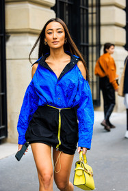 blue jacket, blue top, black skirt, zipped skirt, yellow bag, leather bag, golden earrings, loop earrings, black stilettos, fashion week, frenchystyle, FW, jonathan paciullo, street style, AUTUMN WINTER 2022-2023, FALL WINTER 2022_2023, FW 22-23, PFW, PARIS, vertical, detail