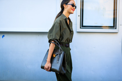 atmosphere details, Chriselle Lim, detail, fashion week, frenchystyle, FW, green bag, green pants, green shirt, high waist, horizontal, jonathan paciullo, leather bag, NEW YORK, NYFW, SPRING SUMMER 2018, SS 18, street style, sunglasses, tone on tone, total look green, trousers