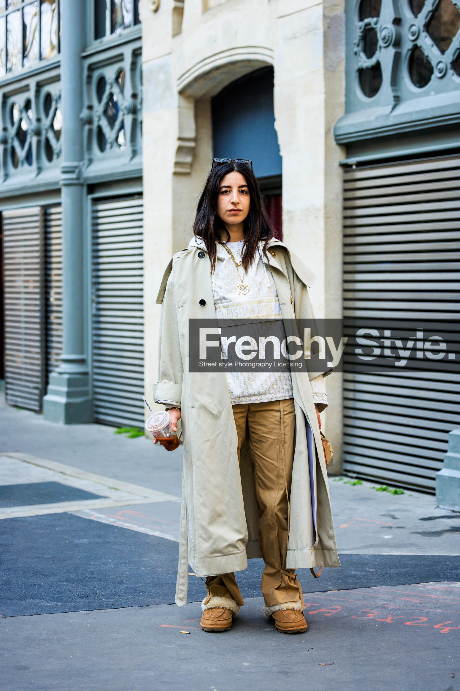 sporty look, black sunglasses, classic trench, ligh grey trench, dior hoodie, white hoodie, camel trousers, assymetric handbag, earth tones bag, multiple necklace, furry slippers, camel slippers, selma kaci sebbagh, street style, jonathan paciullo, FW, frenchystyle, fashion week, AUTUMN WINTER 2022-2023, FALL WINTER 2022_2023, FW 22-23, PFW, PARIS, full length, vertical