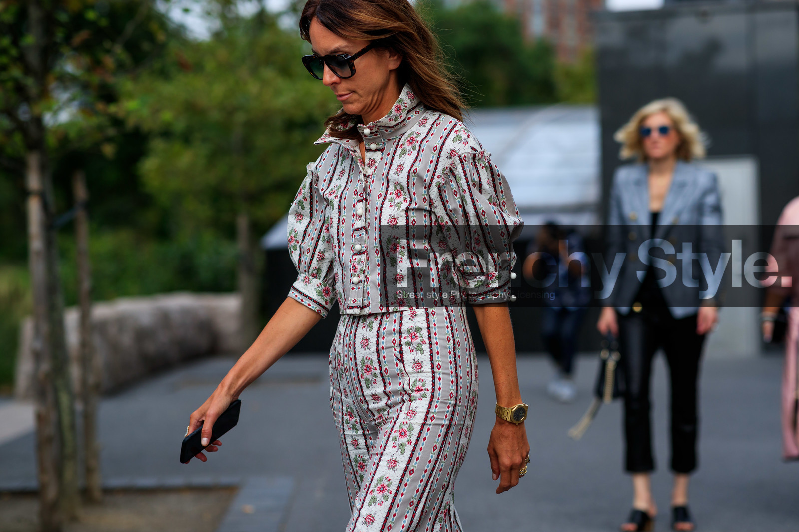 floral, flowers, graphic jacket, graphic pants, grey jacket, grey pants, printed jacket, printed pants, sunglasses, trousers, watch, street style, jonathan paciullo, FW, frenchystyle, fashion week, NEW YORK, NYFW, SPRING SUMMER 2020, SS 20, horizontal, atmosphere details, detail