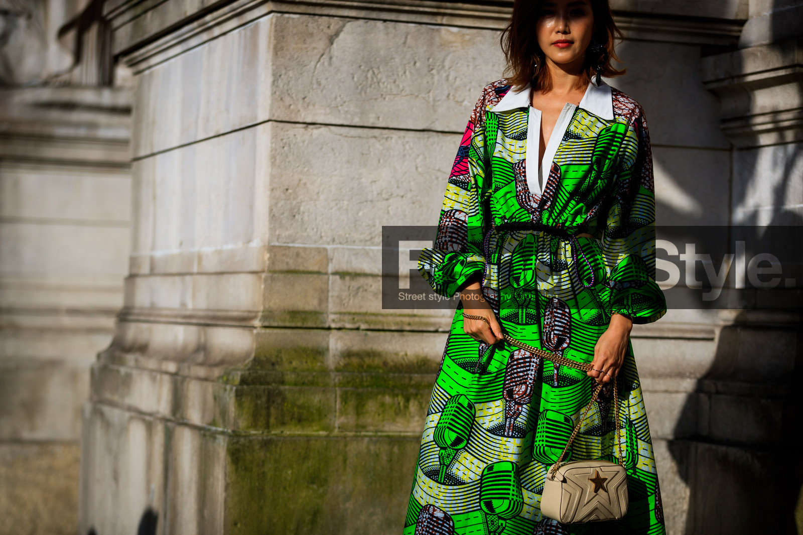 beige bag, graphic dress, green dress, leather bag, printed dress, street style, jonathan paciullo, FW, frenchystyle, fashion week, PFW, PARIS, AUTUMN WINTER 2018-2019, FALL WINTER 2018-2019, FW 18-19, horizontal, atmosphere details