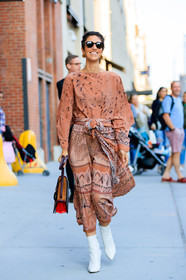 beige pants, fashion week, frenchystyle, full length, FW, high heels, jonathan paciullo, leather bag, leather shoes, NEW YORK, nude top, NYFW, printed pants, printed top, SPRING SUMMER 2018, SS 18, street style, sunglasses, vertical, white boots, yasmin sewell