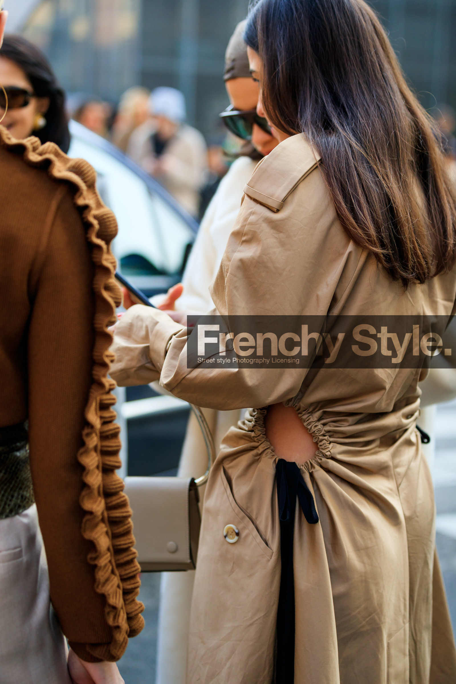 beige coat, bettina looney, cut out, leather bag, trench coat, MILAN, MFW, fashion week, frenchystyle, FW, jonathan paciullo, street style, AUTUMN WINTER 2019-2020, AW 19-20, FALL WINTER 2019-2020, FW 19-20, vertical, atmosphere details, detail